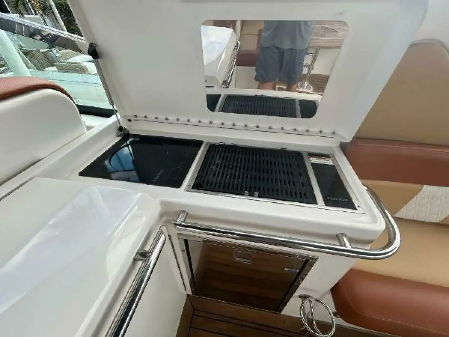 Sea Ray 370 Venture - Image 18
