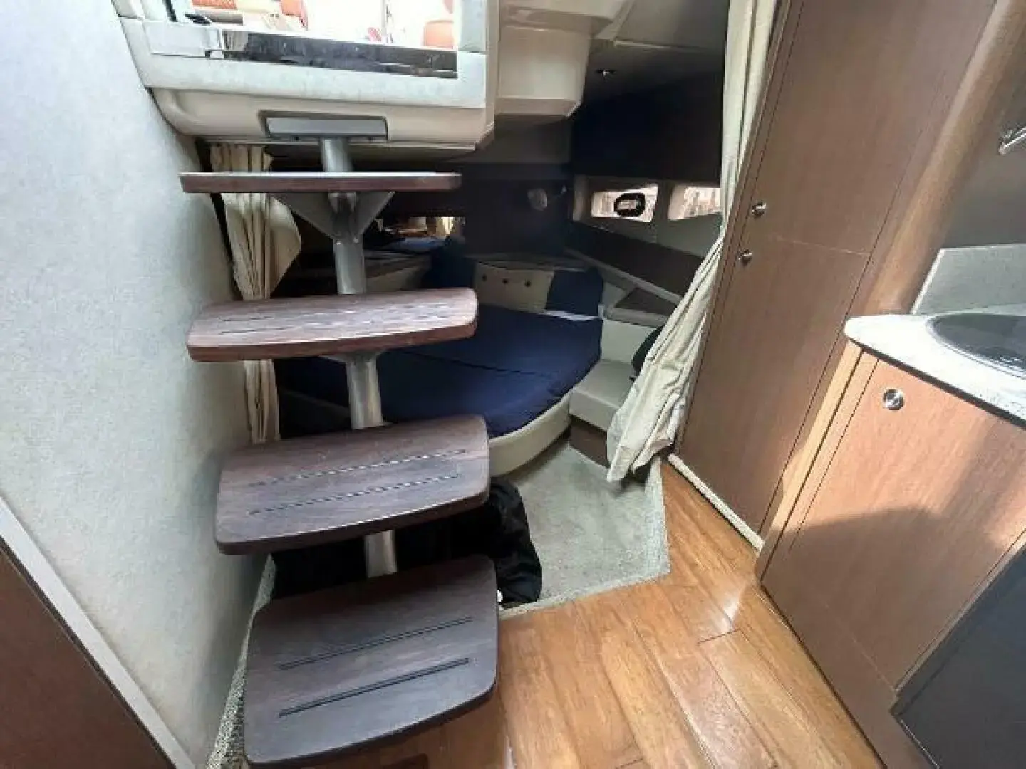 Sea Ray 370 Venture - Image 32