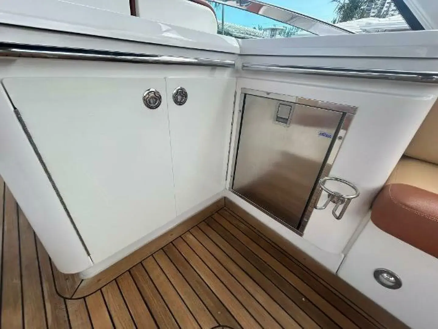 Sea Ray 370 Venture - Image 20