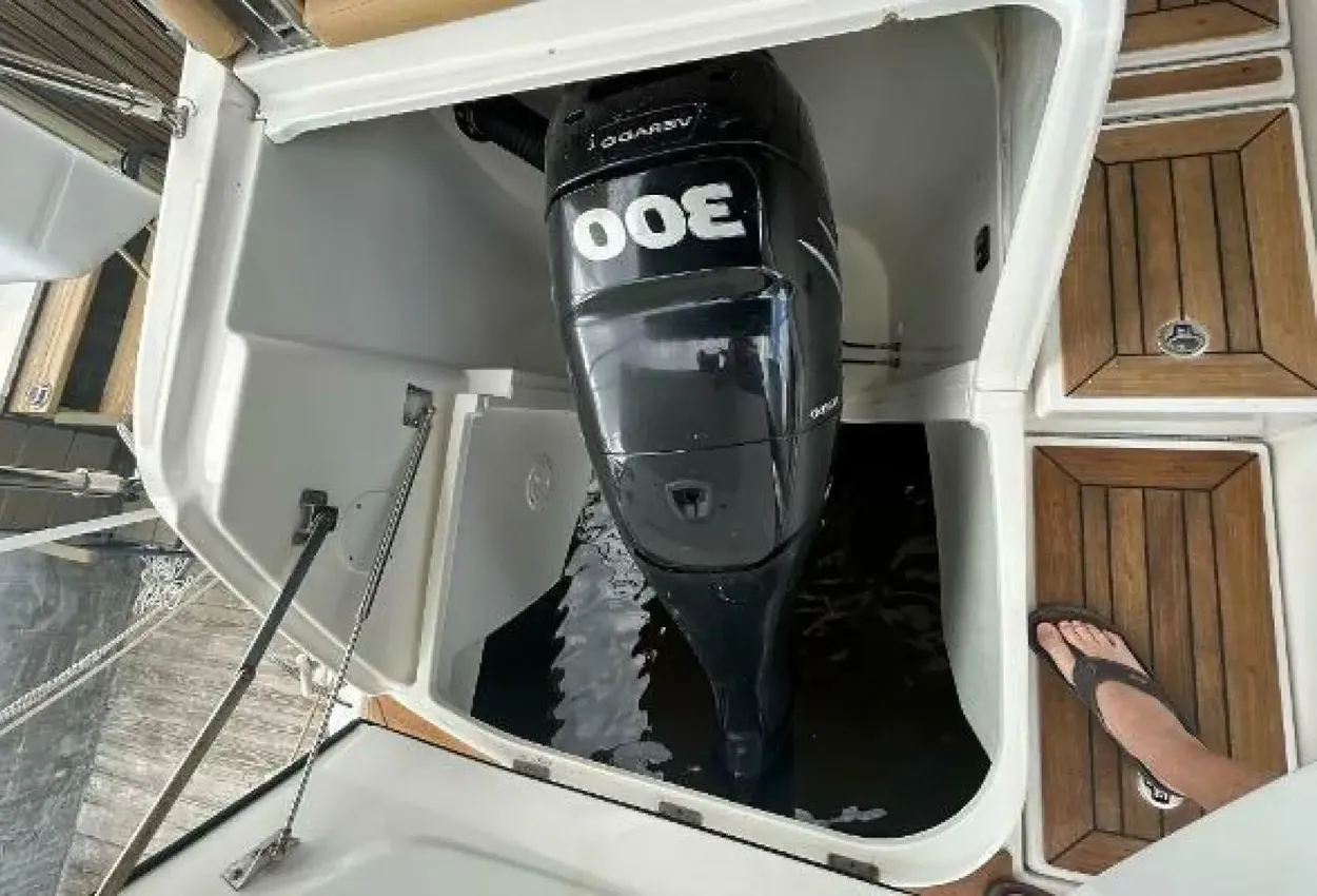 Sea Ray 370 Venture - Image 39
