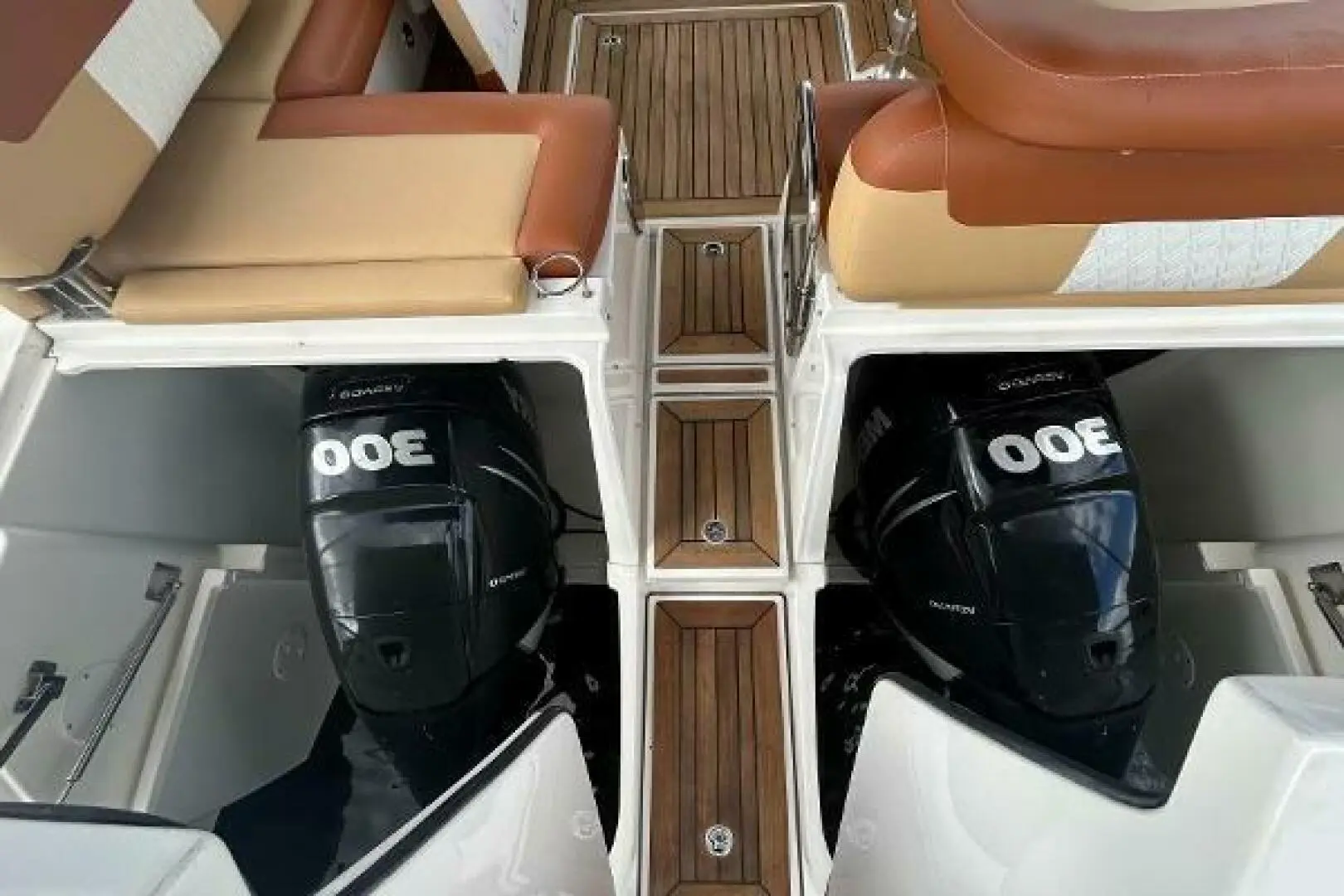 Sea Ray 370 Venture - Image 40