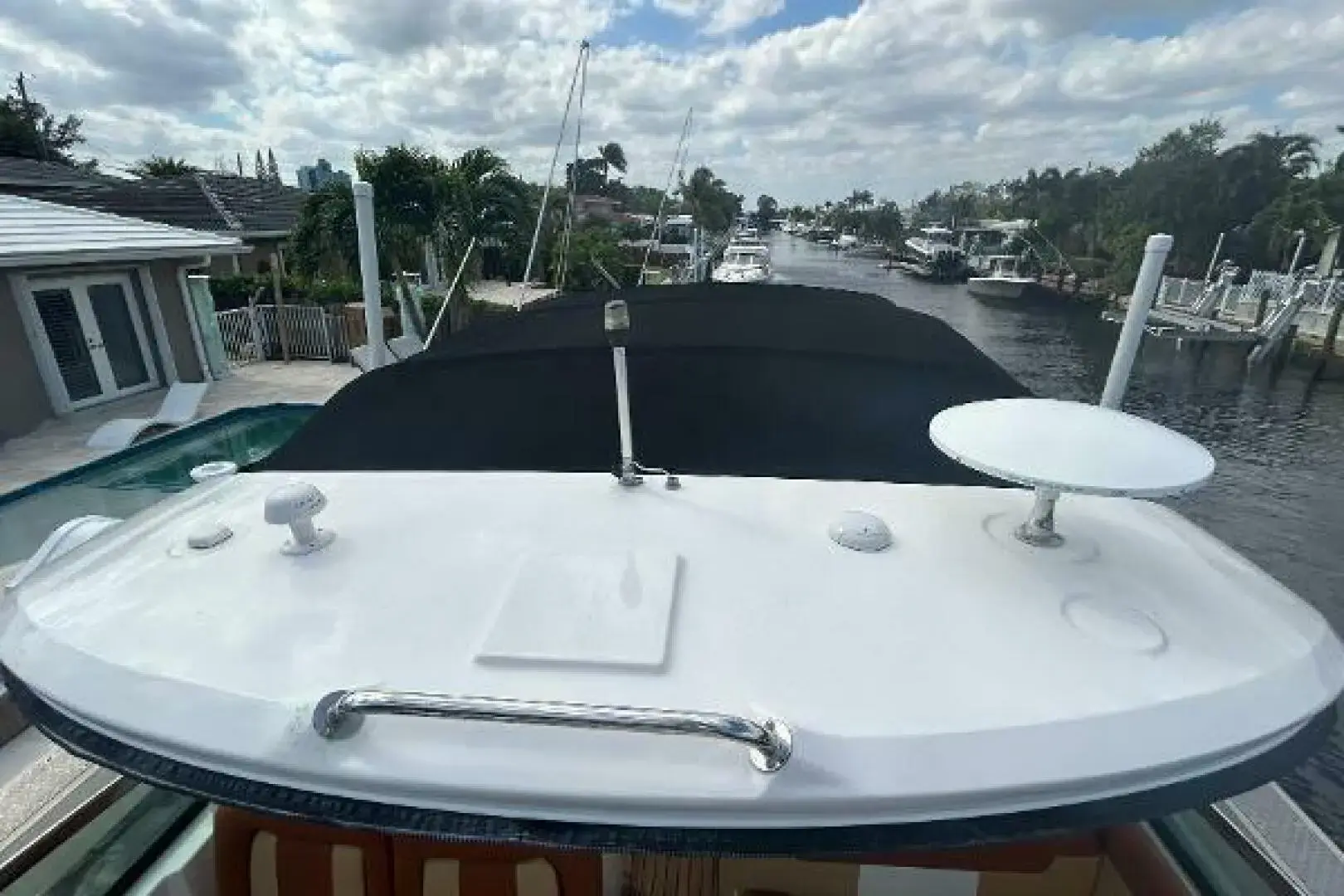 Sea Ray 370 Venture - Image 37