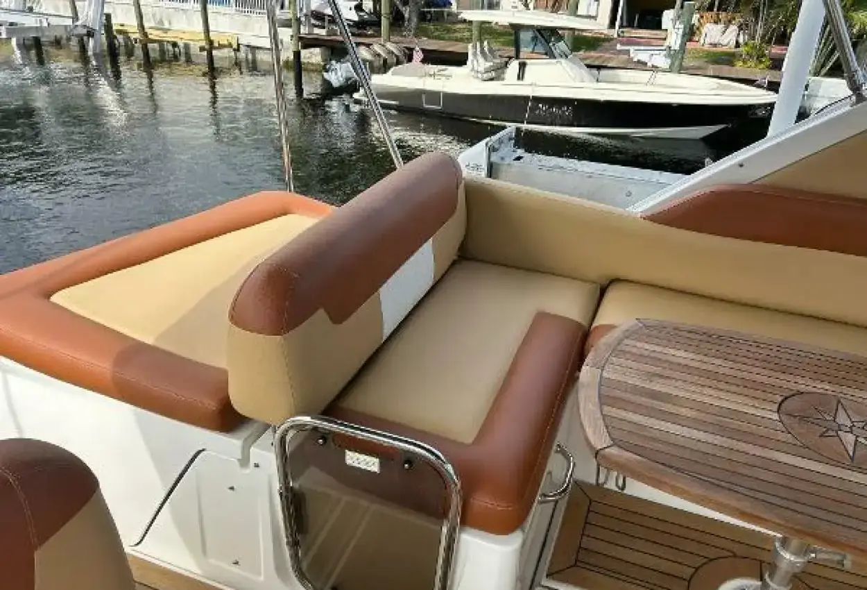 Sea Ray 370 Venture - Image 12