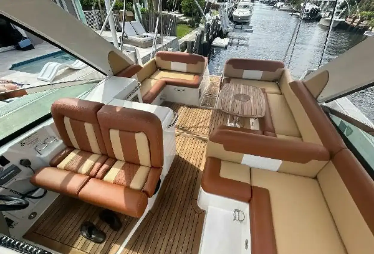 Sea Ray 370 Venture - Image 16