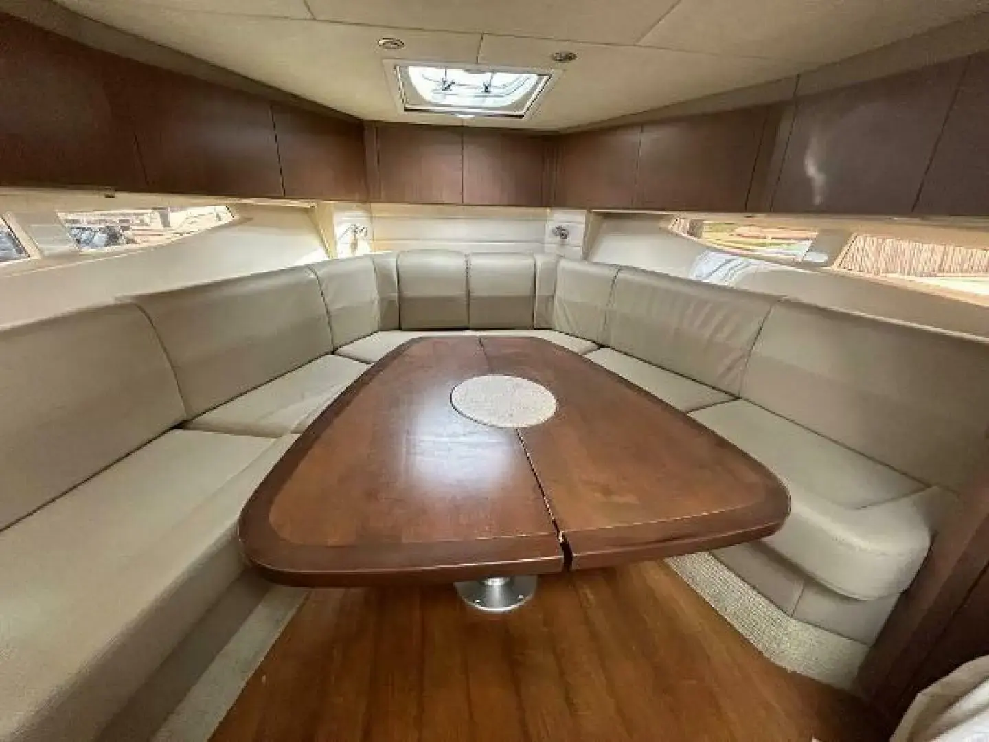 Sea Ray 370 Venture - Image 27