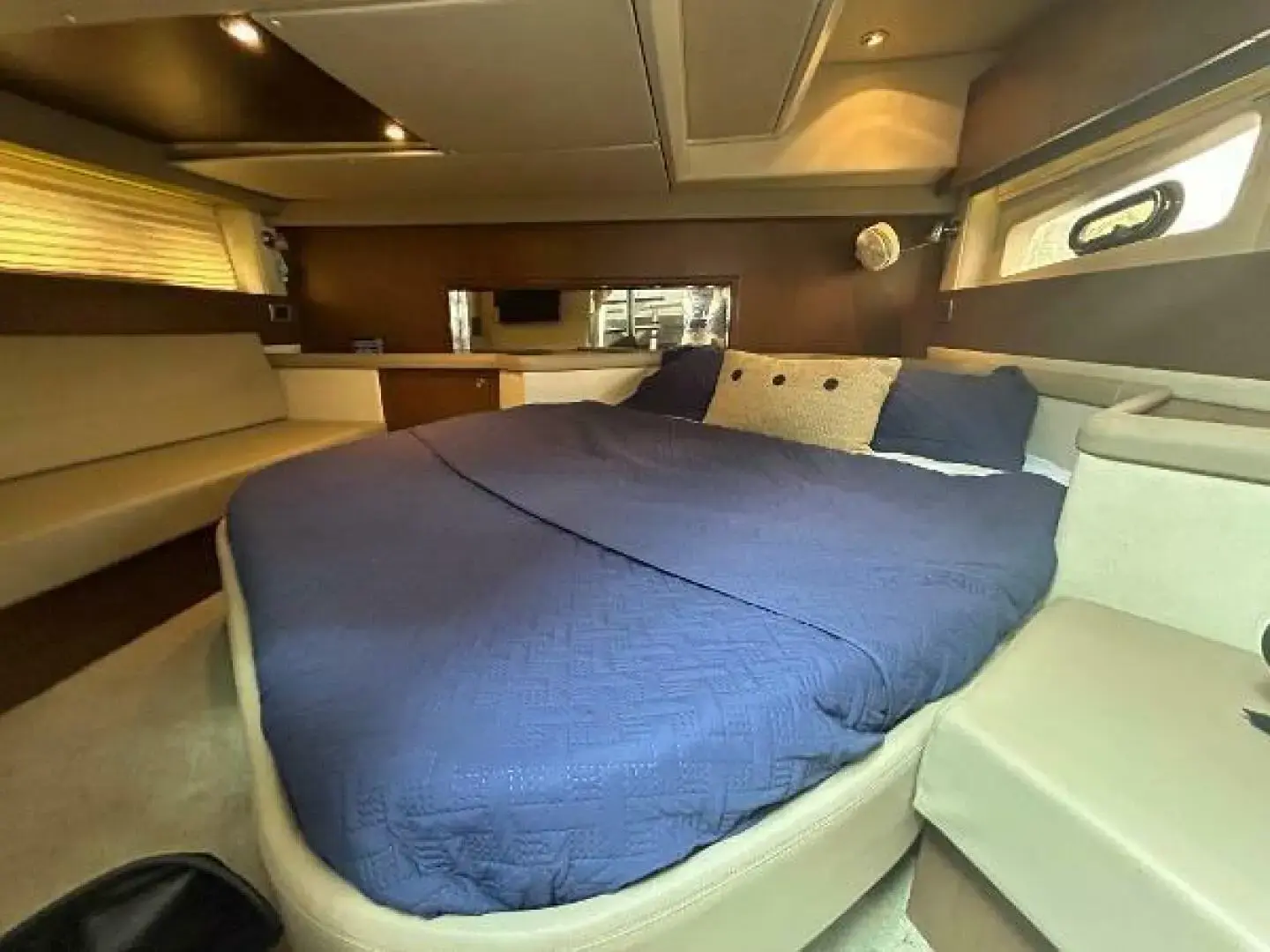 Sea Ray 370 Venture - Image 31