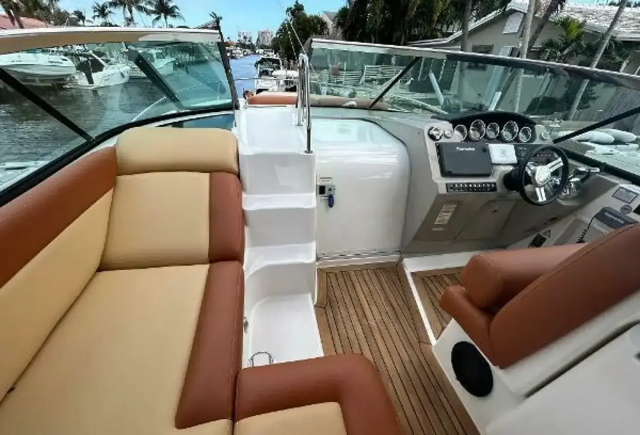 Sea Ray 370 Venture - Image 13