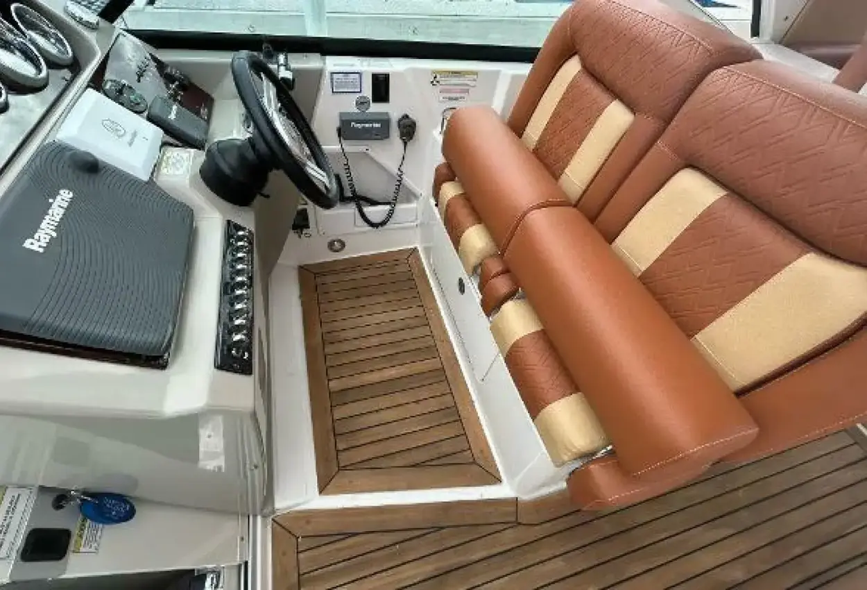 Sea Ray 370 Venture - Image 24