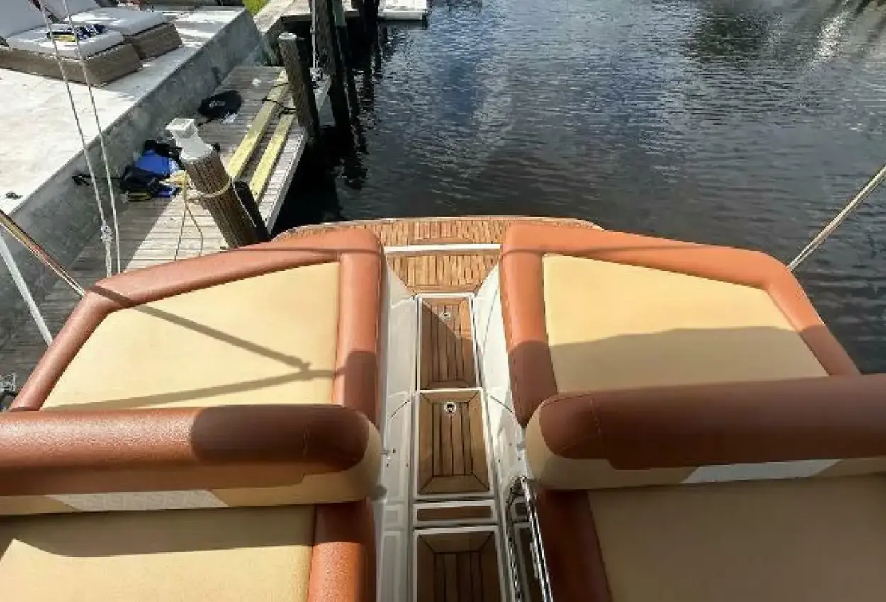 Sea Ray 370 Venture - Image 9