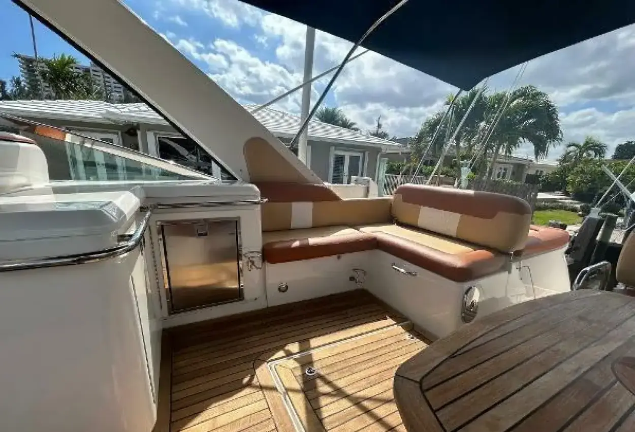Sea Ray 370 Venture - Image 17