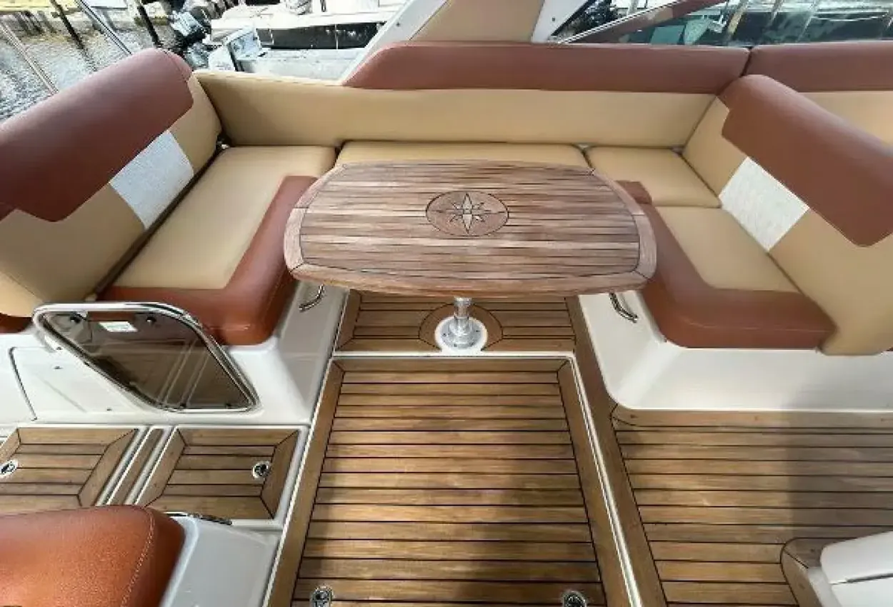 Sea Ray 370 Venture - Image 8