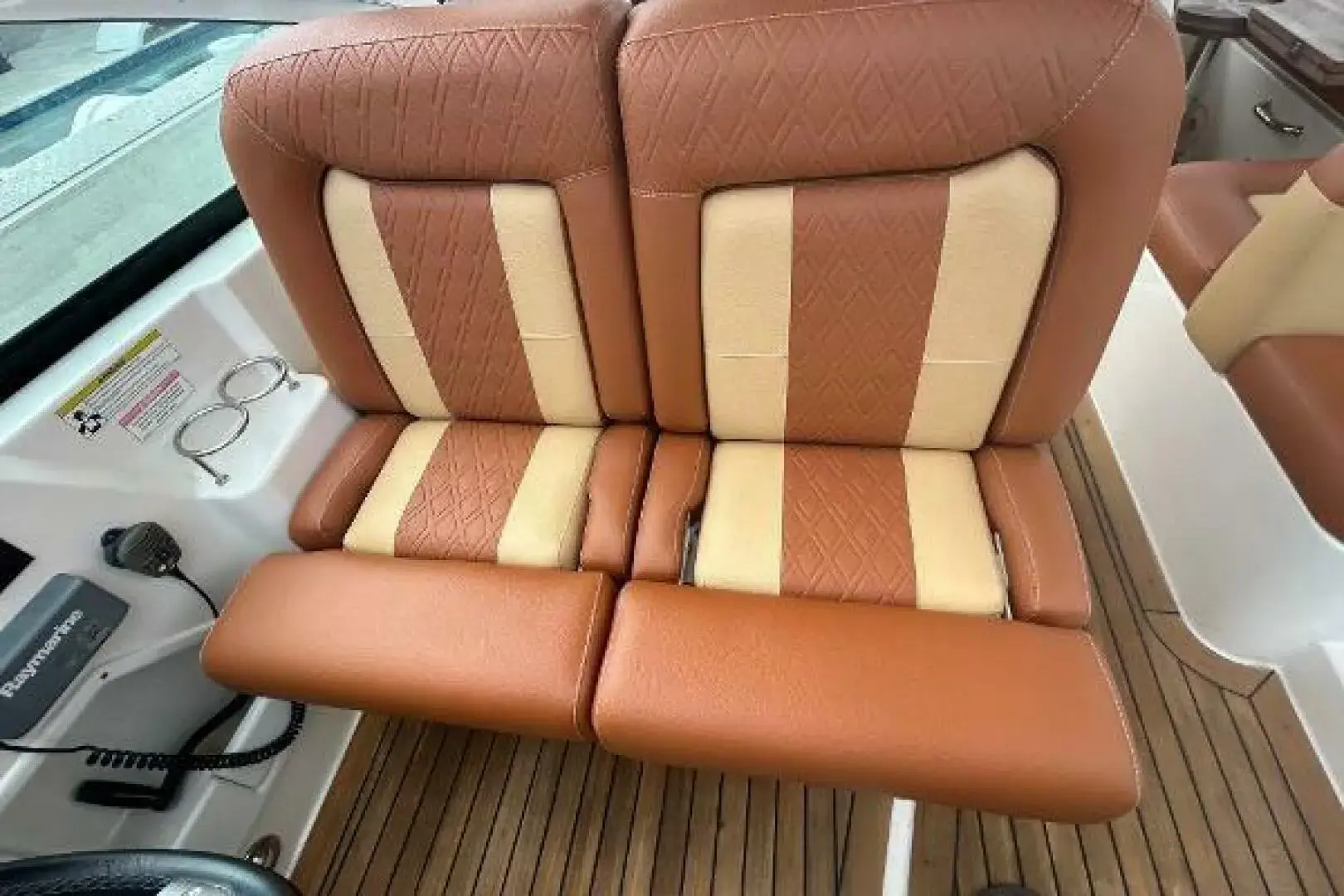 Sea Ray 370 Venture - Image 25