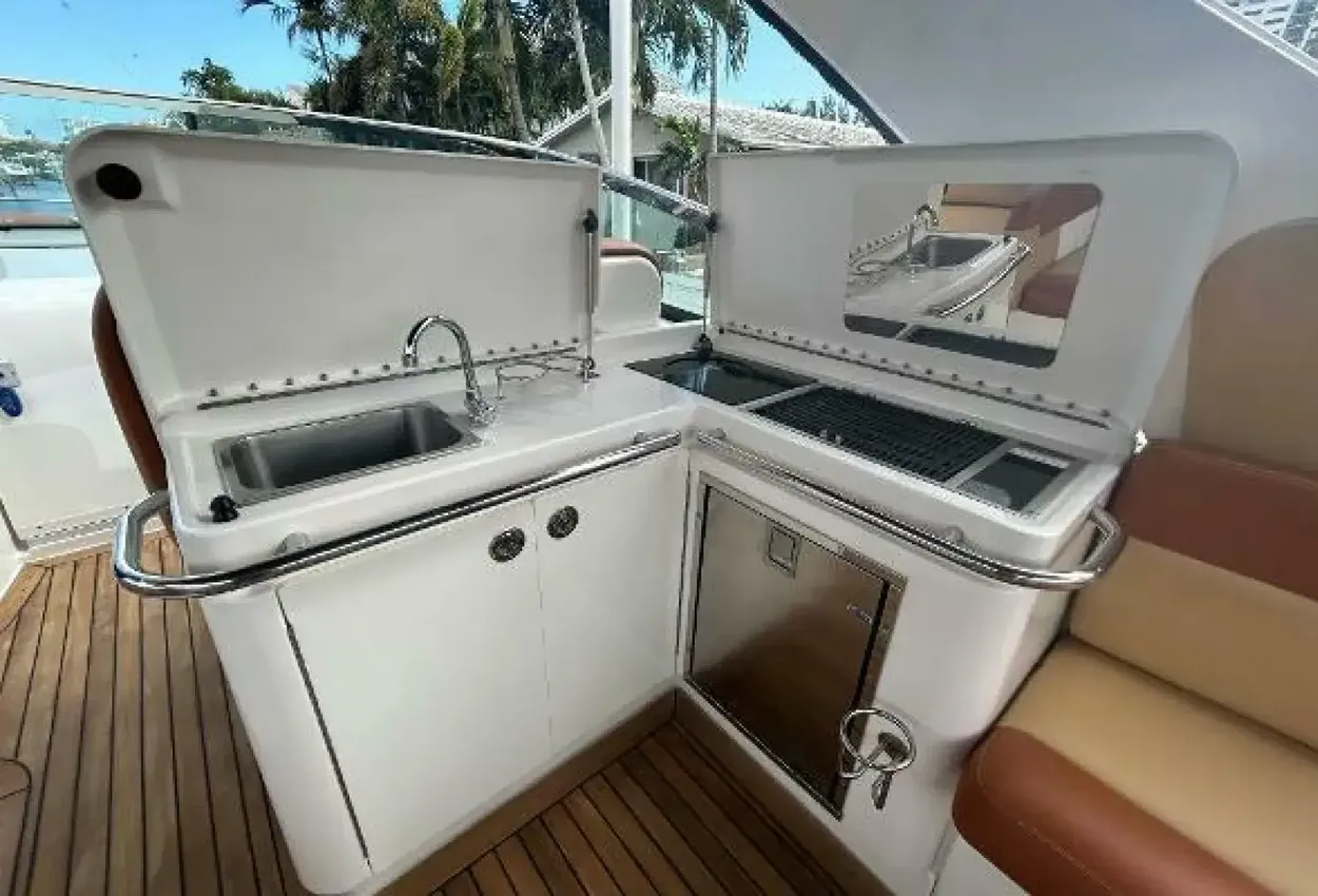 Sea Ray 370 Venture - Image 19