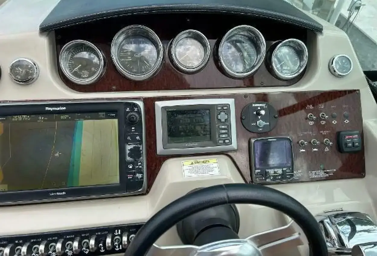 Sea Ray 370 Venture - Image 23