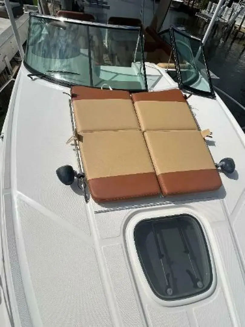 Sea Ray 370 Venture - Image 14