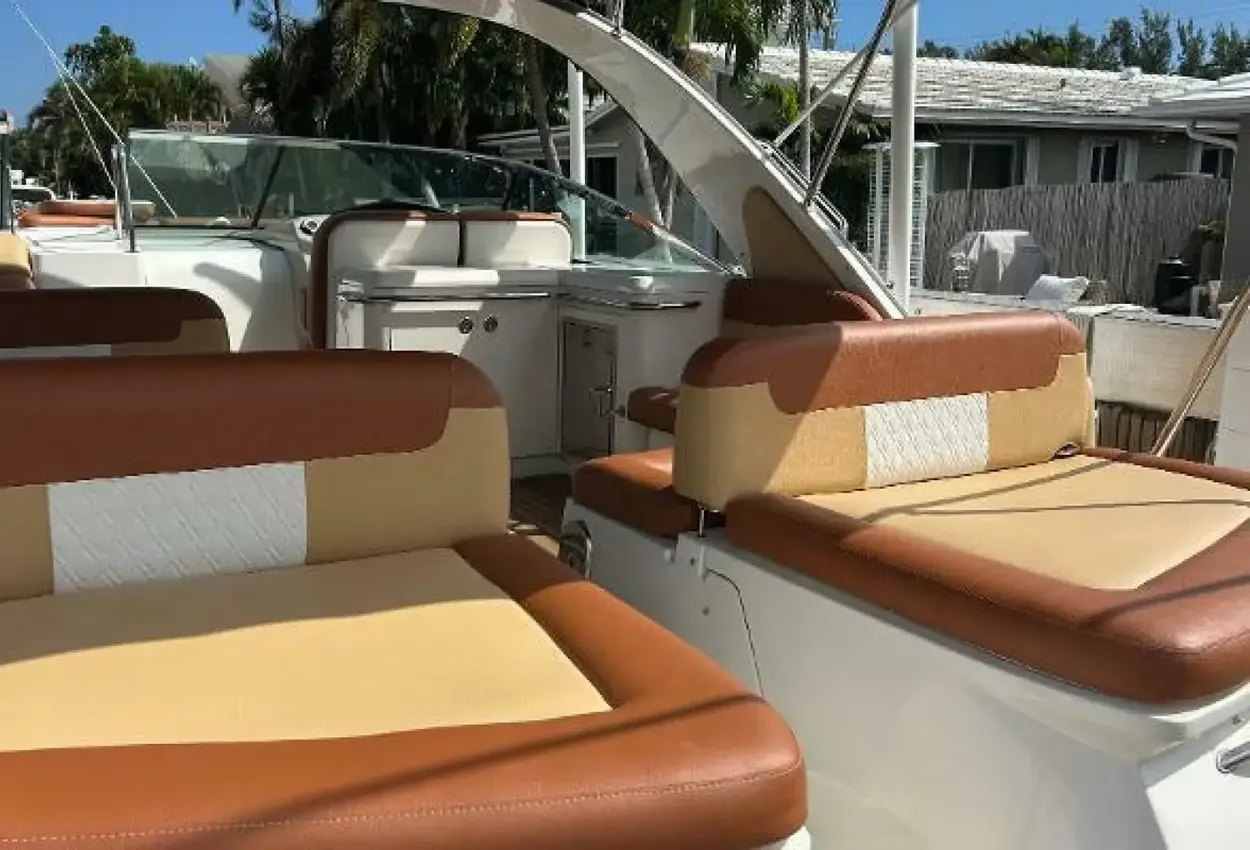 Sea Ray 370 Venture - Image 10