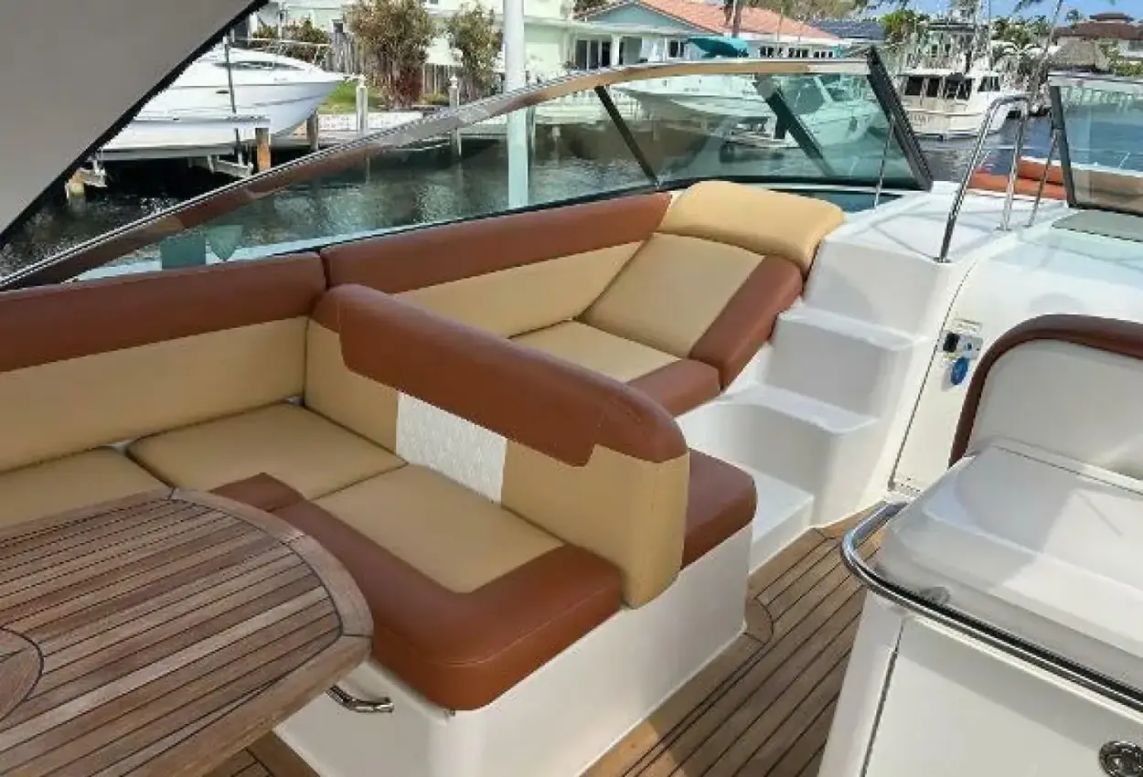 Sea Ray 370 Venture - Image 15