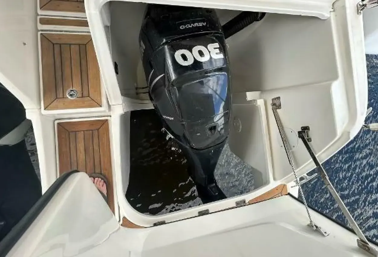Sea Ray 370 Venture - Image 38