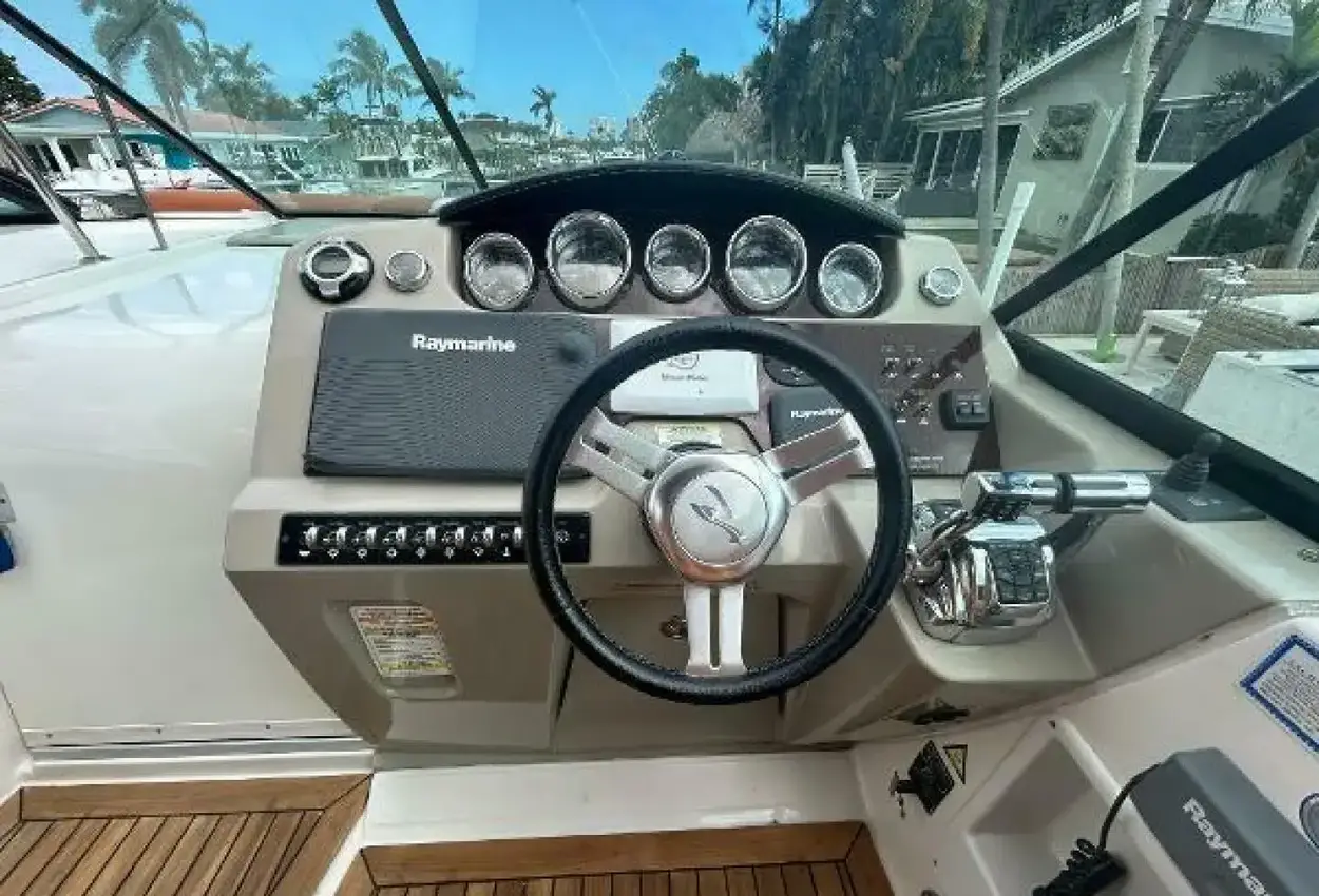 Sea Ray 370 Venture - Image 22