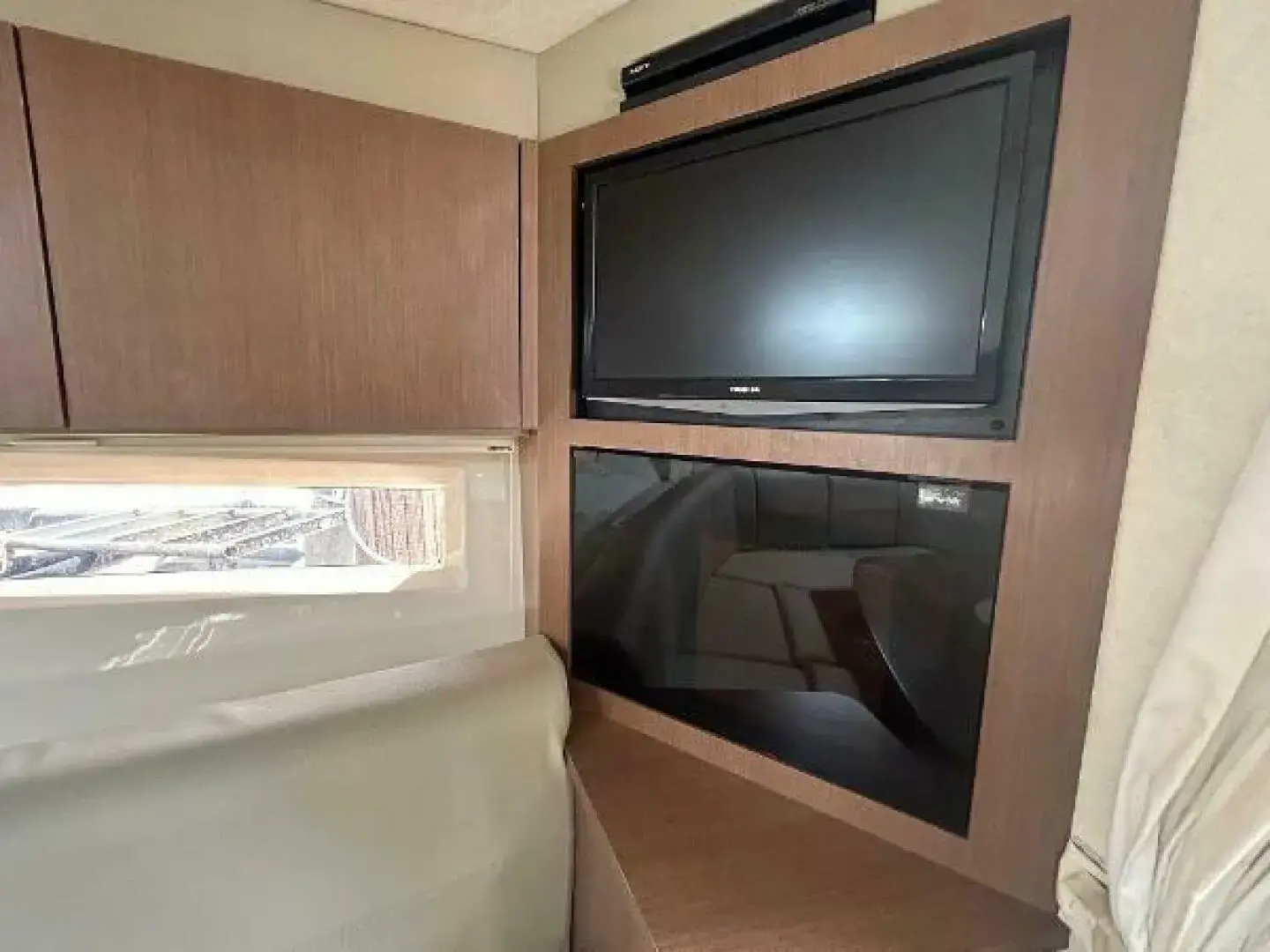 Sea Ray 370 Venture - Image 29