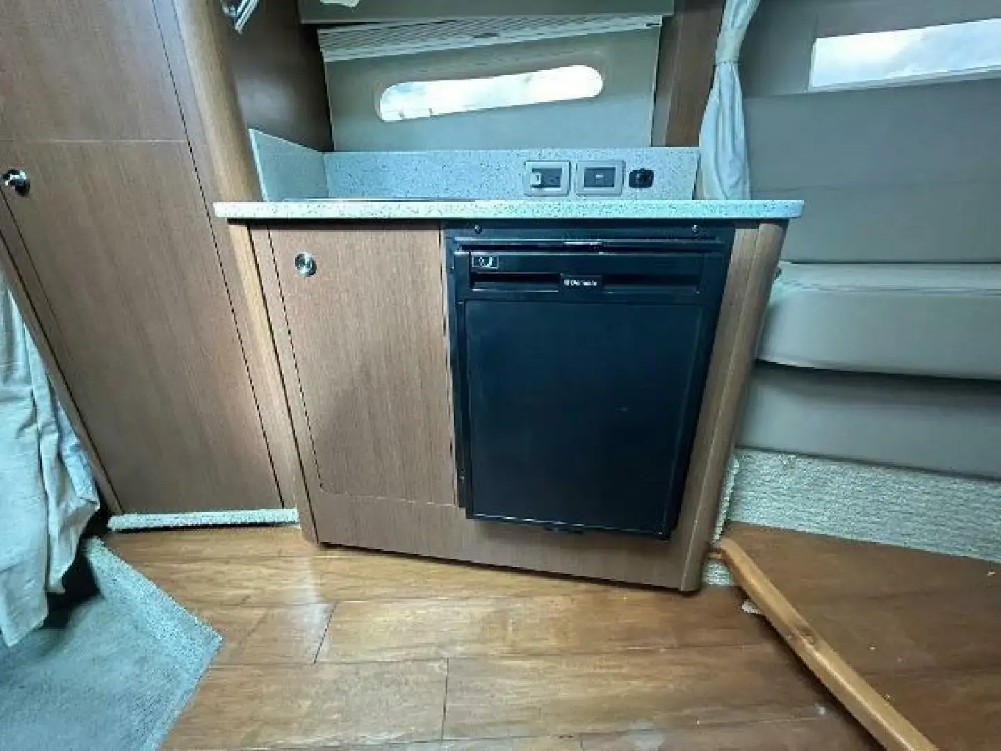 Sea Ray 370 Venture - Image 28