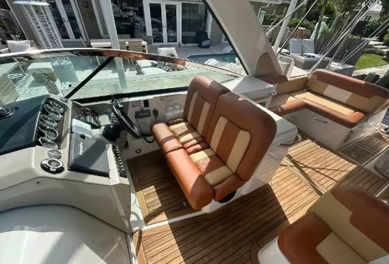 Sea Ray 370 Venture - Image 21
